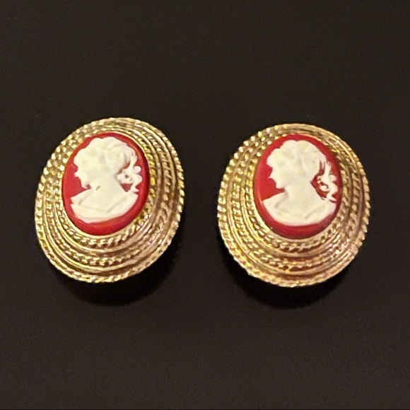 ✨Stunning Cameo Vintage Clip On Earrings - Picture 1 of 2